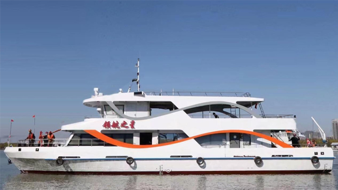 Trung Quốc vận hành du thuyền điện đầu tiên ở vùng lạnh - Ảnh 1.