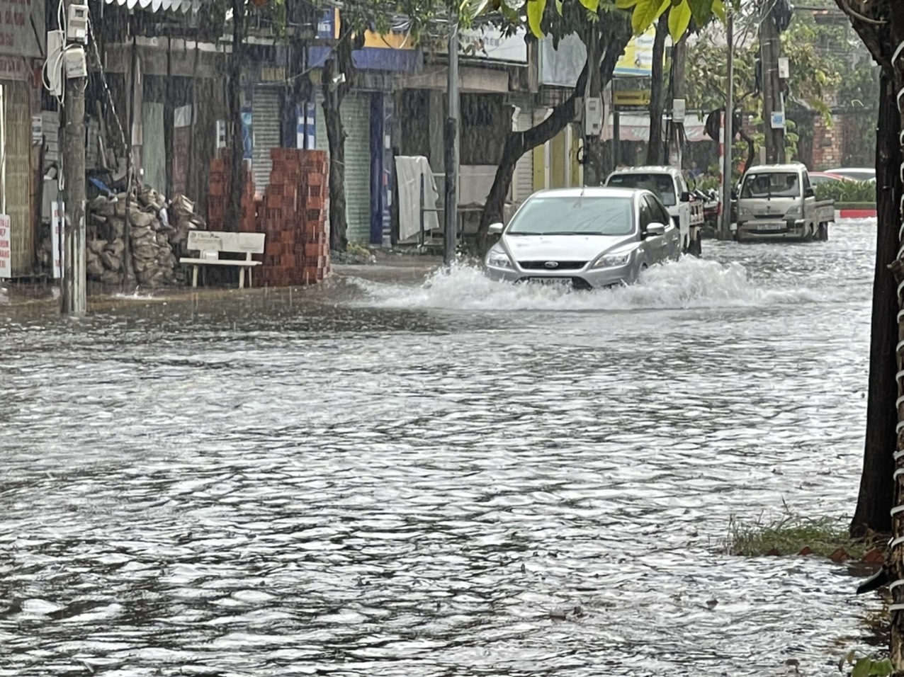 Người Vũng Tàu "bơi" trên đường sau trận mưa lớn