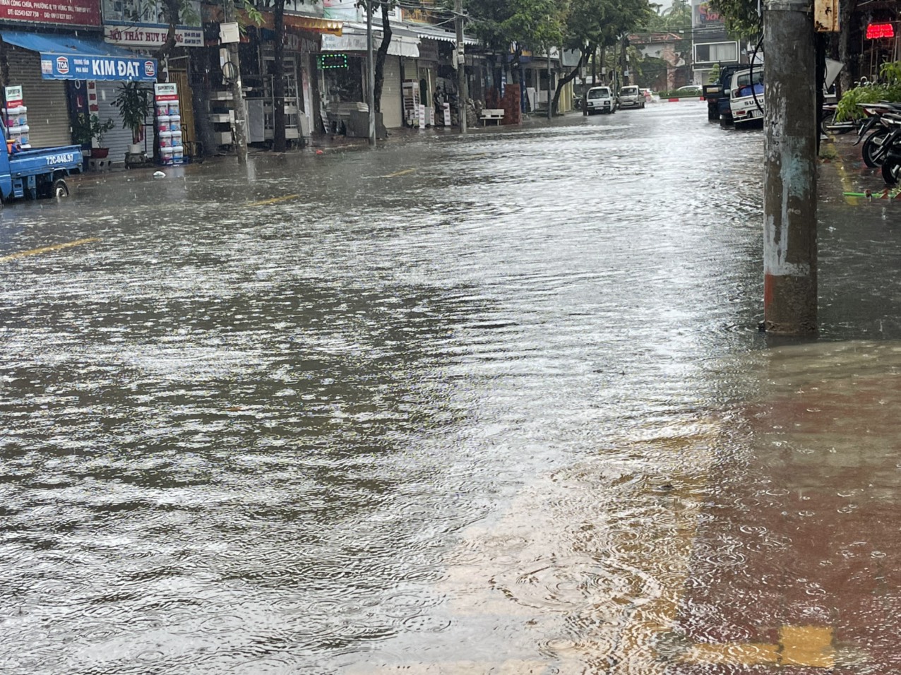 Người Vũng T&agrave;u bơi tr&ecirc;n đường sau trận mưa lớn - Ảnh 2.