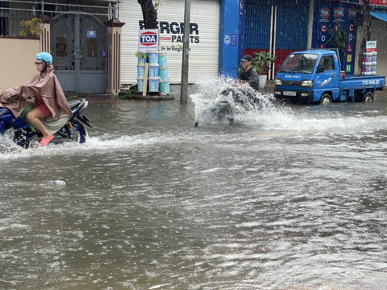 Người Vũng T&agrave;u bơi tr&ecirc;n đường sau trận mưa lớn - Ảnh 3.