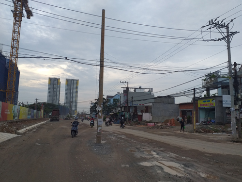 Cột điện mọc giữa đường
