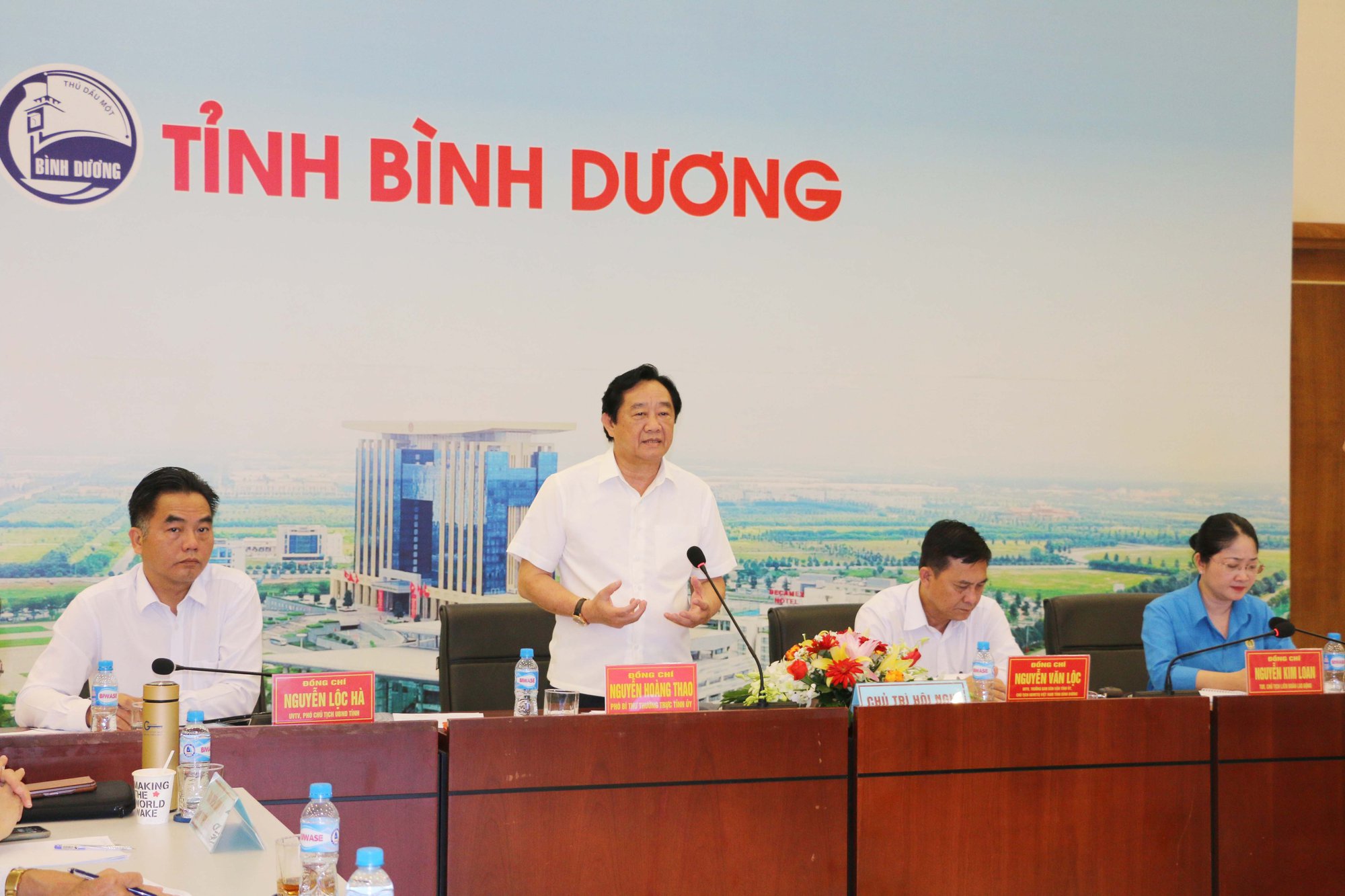 Lãnh đạo Bình Dương gặp gỡ công nhân ưu tú