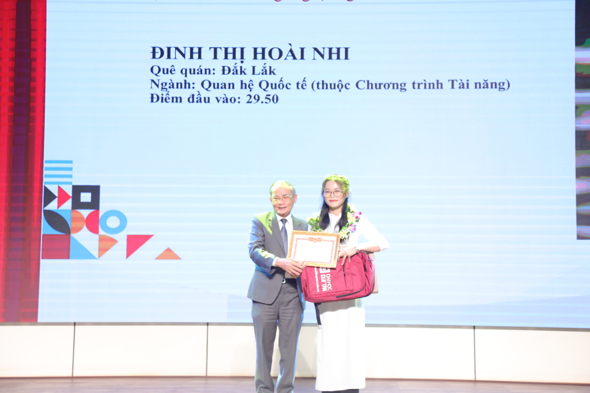 Đại học Duy Tân: Trao 385 suất học bổng, tổng trị giá gần 21,5 tỉ đồng - Ảnh 1.