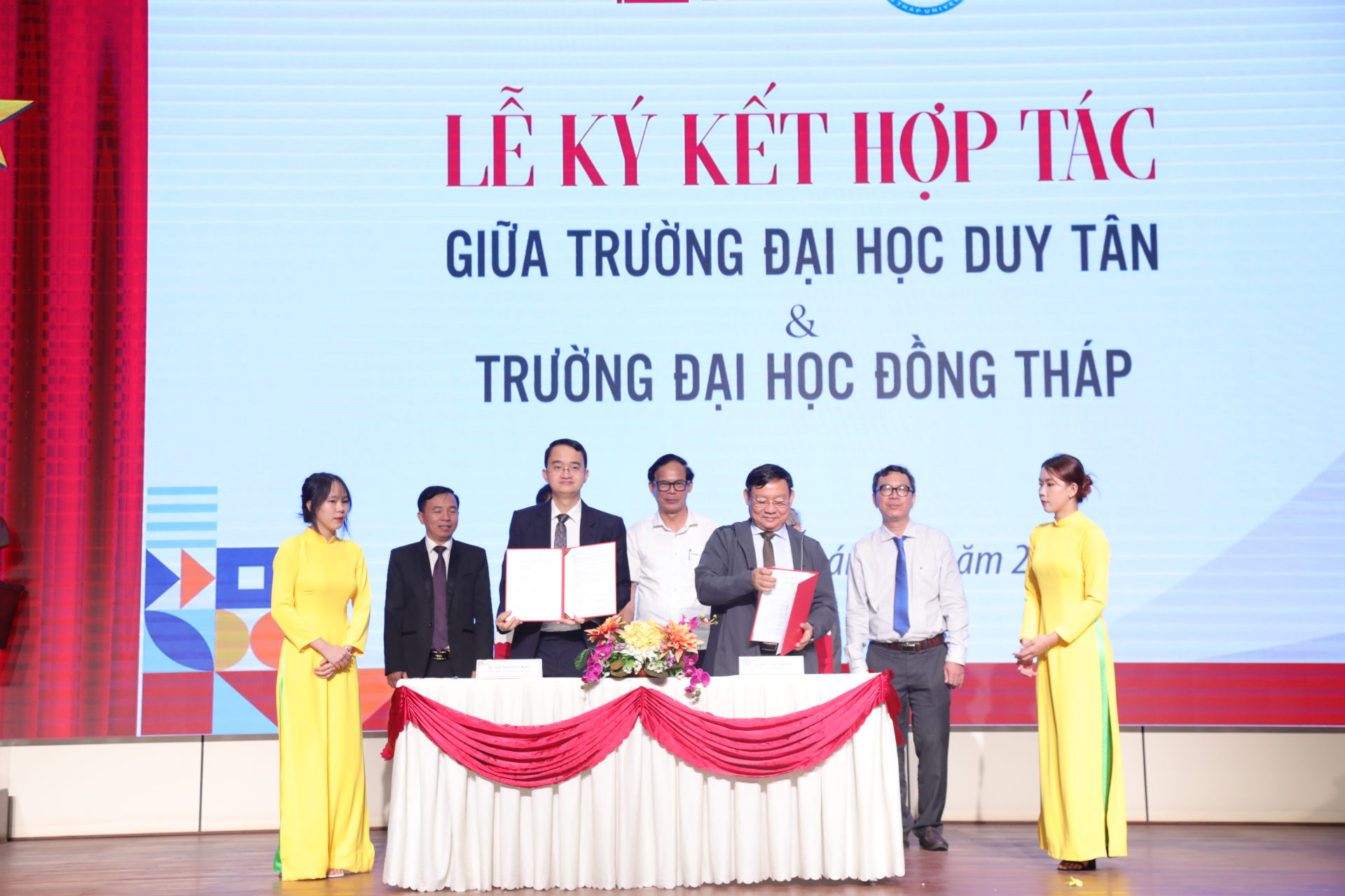 Đại học Duy Tân: Trao 385 suất học bổng, tổng trị giá gần 21,5 tỉ đồng - Ảnh 3.