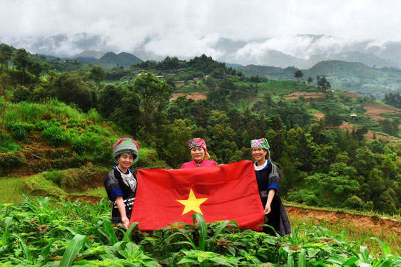 CUỘC THI ẢNH THI&Ecirc;NG LI&Ecirc;NG CỜ TỔ QUỐC: Th&ecirc;m y&ecirc;u qu&ecirc; hương - Ảnh 2.