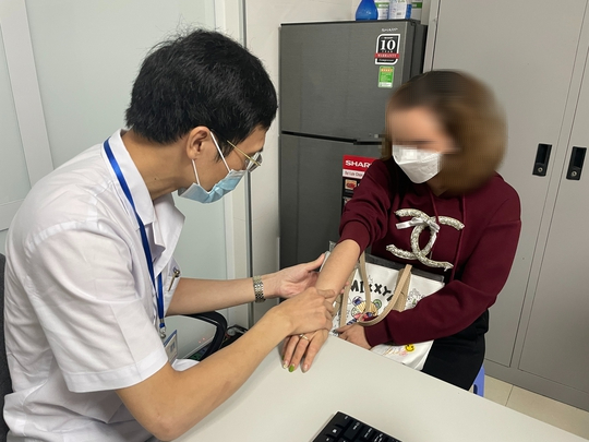Vì sao căng thẳng, stress khiến bệnh vảy nến càng trầm trọng? - Ảnh 1.