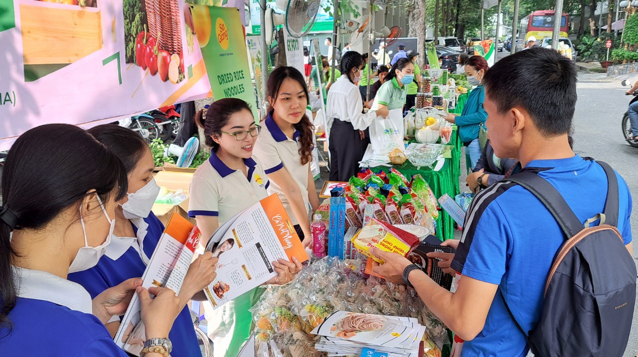 Phi&ecirc;n chợ thực phẩm đặc biệt giữa trung t&acirc;m TP HCM - Ảnh 4.