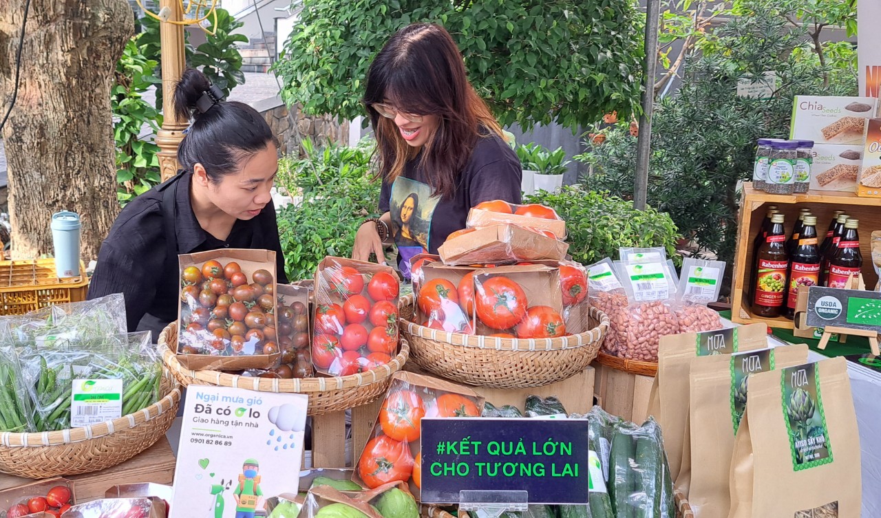 Phiên chợ thực phẩm đặc biệt giữa trung tâm TP HCM