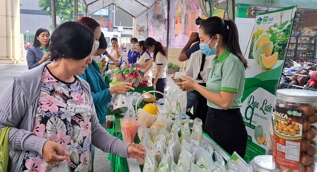 Phi&ecirc;n chợ thực phẩm đặc biệt giữa trung t&acirc;m TP HCM - Ảnh 5.