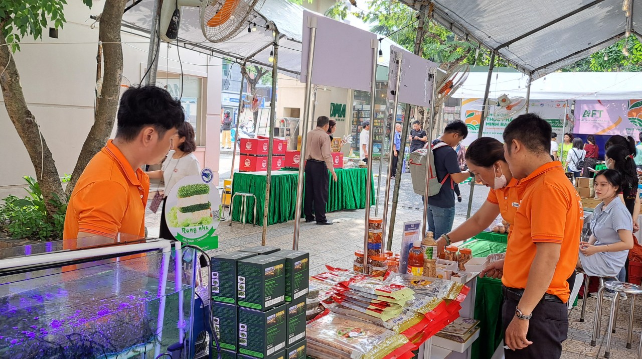 Phi&ecirc;n chợ thực phẩm đặc biệt giữa trung t&acirc;m TP HCM - Ảnh 2.