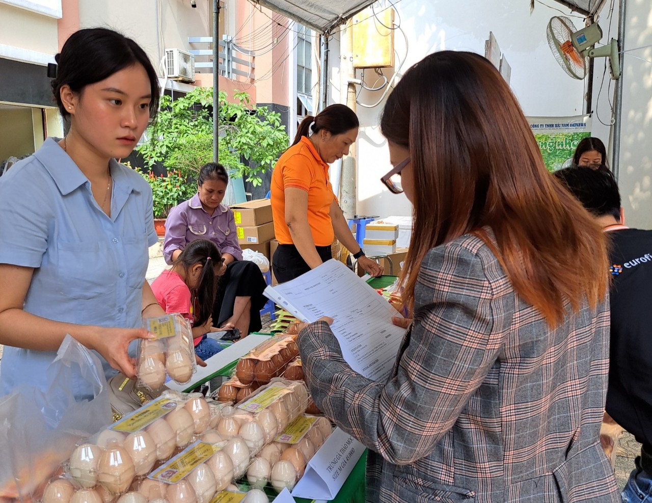 Phi&ecirc;n chợ thực phẩm đặc biệt giữa trung t&acirc;m TP HCM - Ảnh 6.