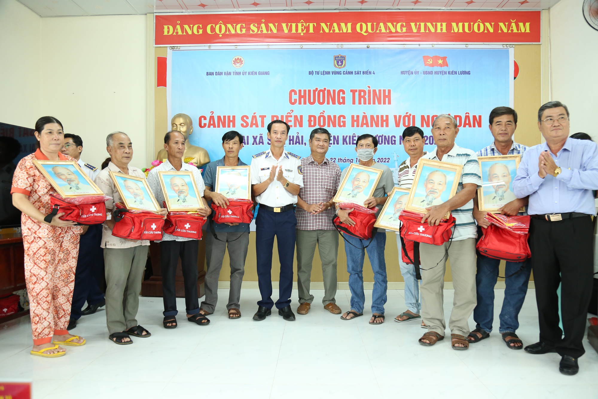 Tặng cờ Tổ quốc cho ngư d&acirc;n x&atilde; đảo Sơn Hải - Ảnh 3.