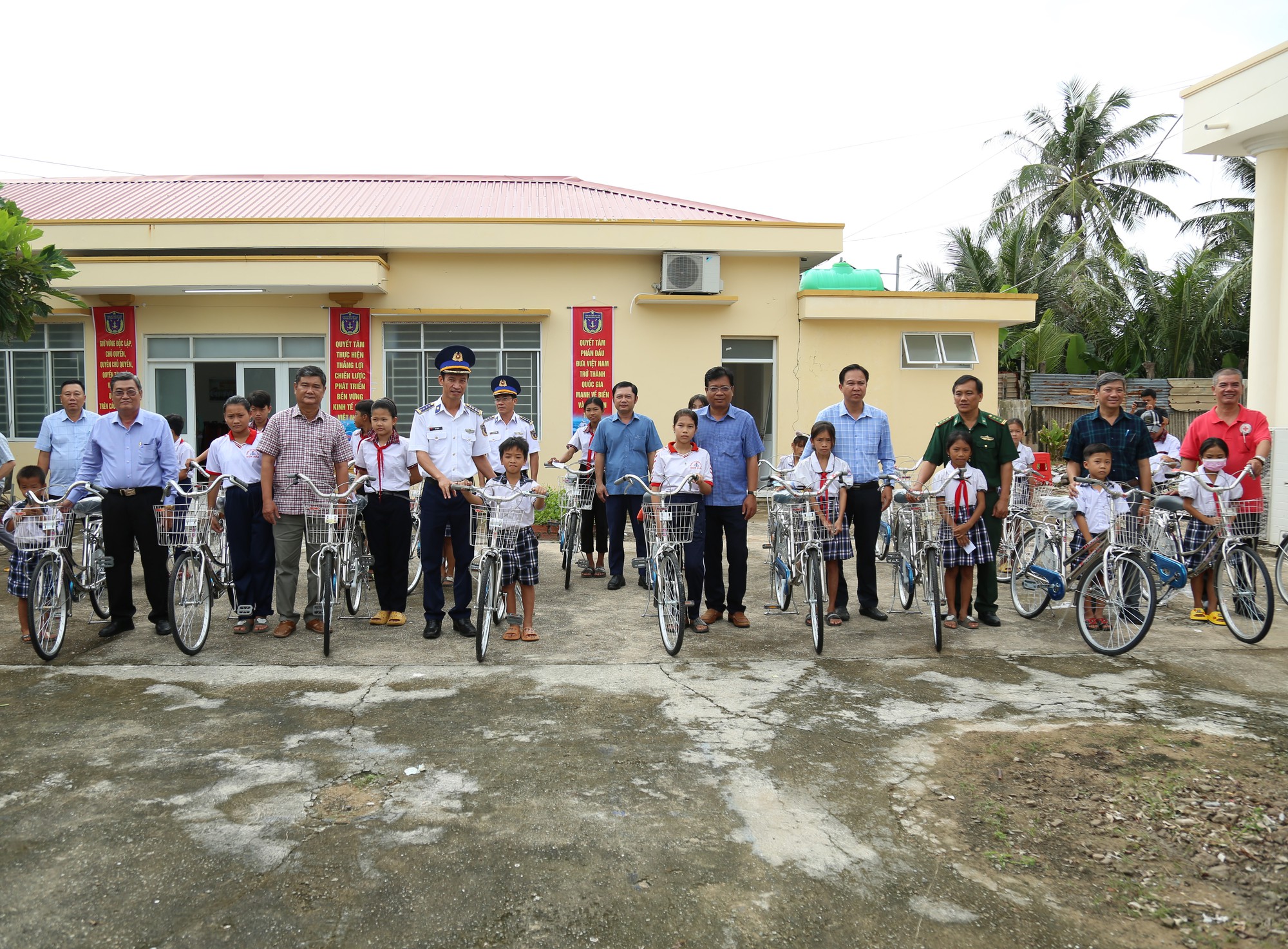 Tặng cờ Tổ quốc cho ngư d&acirc;n x&atilde; đảo Sơn Hải - Ảnh 5.