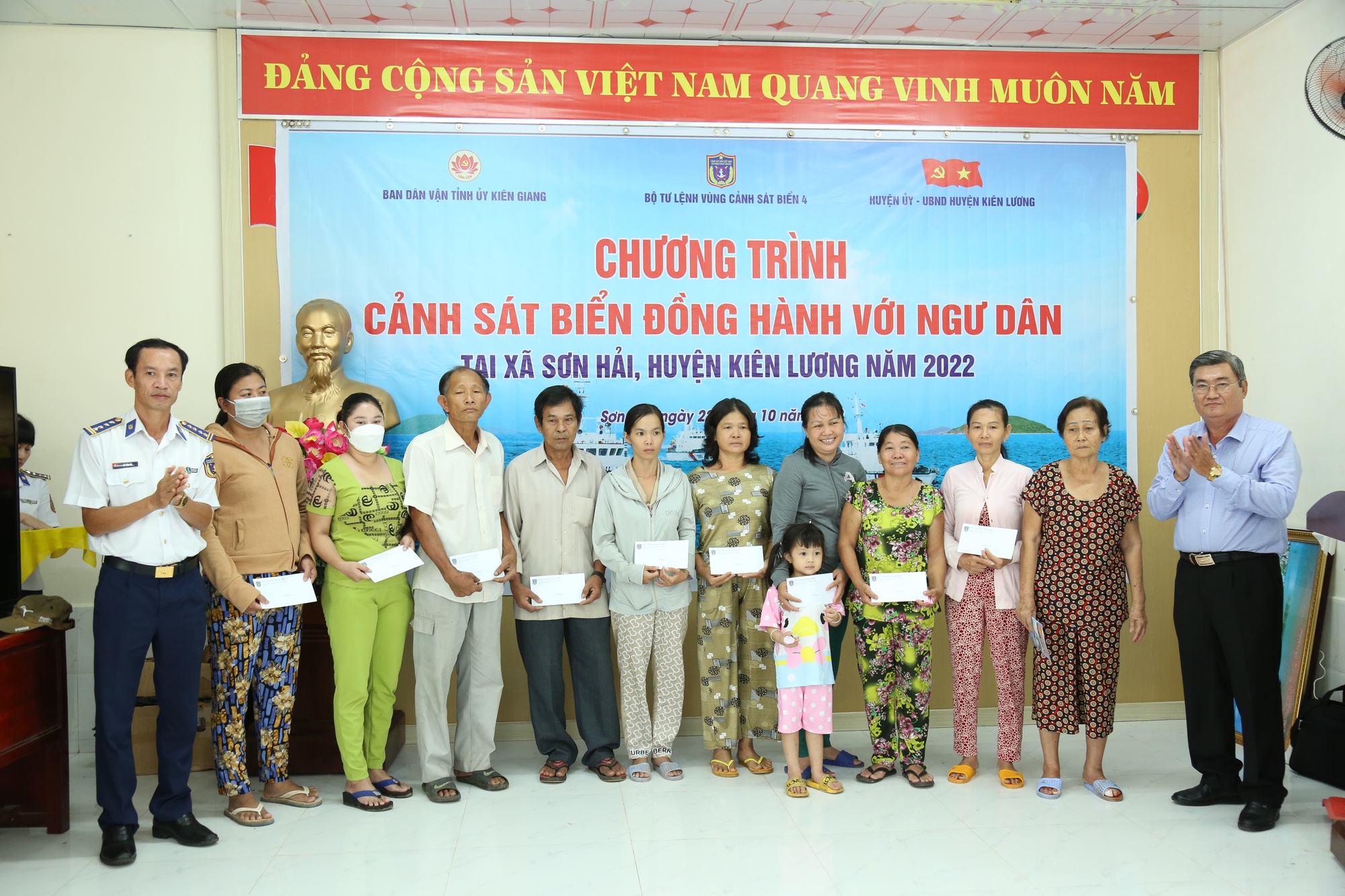 Tặng cờ Tổ quốc cho ngư d&acirc;n x&atilde; đảo Sơn Hải - Ảnh 6.