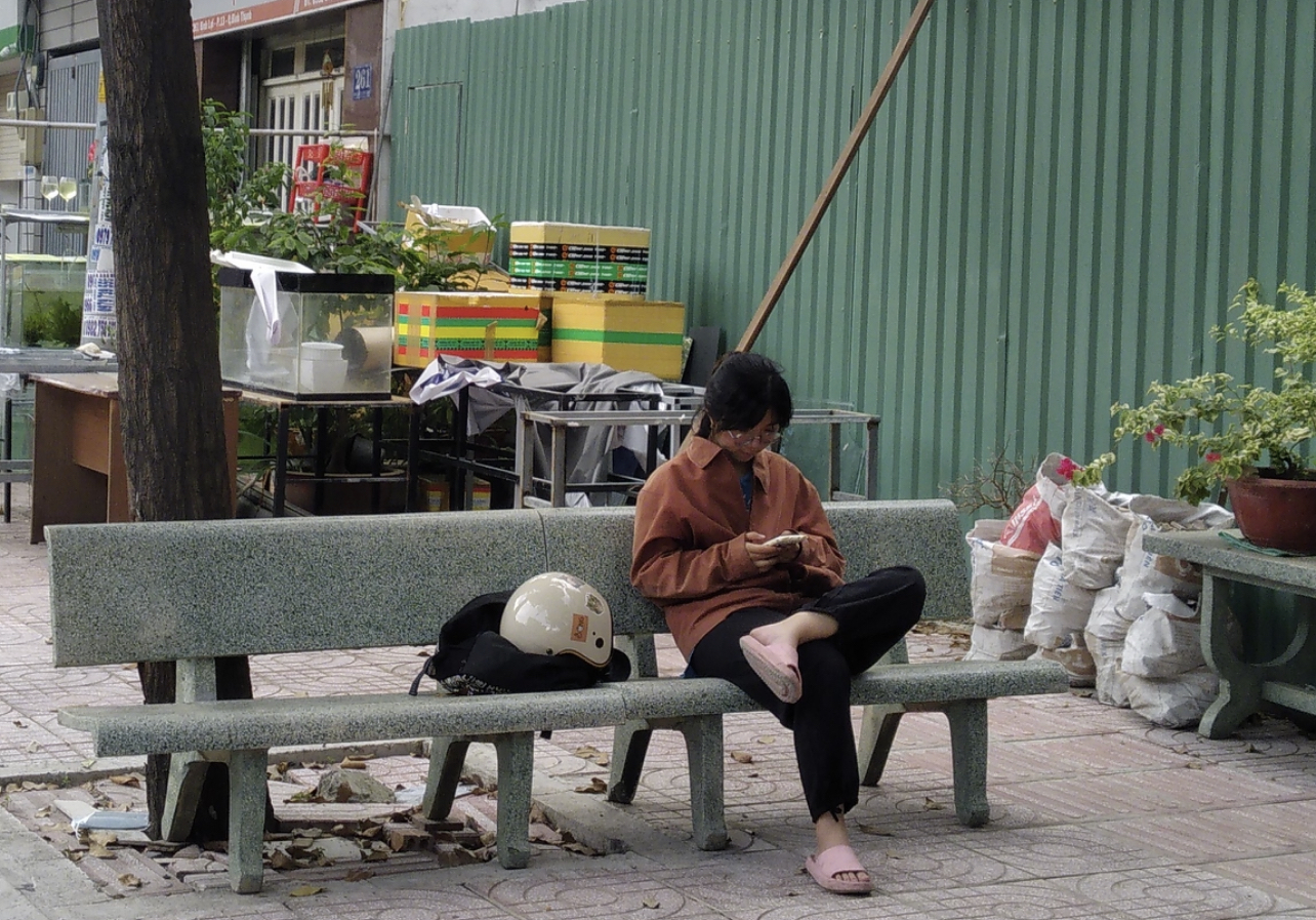 V&ocirc; tư chiếm vỉa h&egrave; - Ảnh 2.