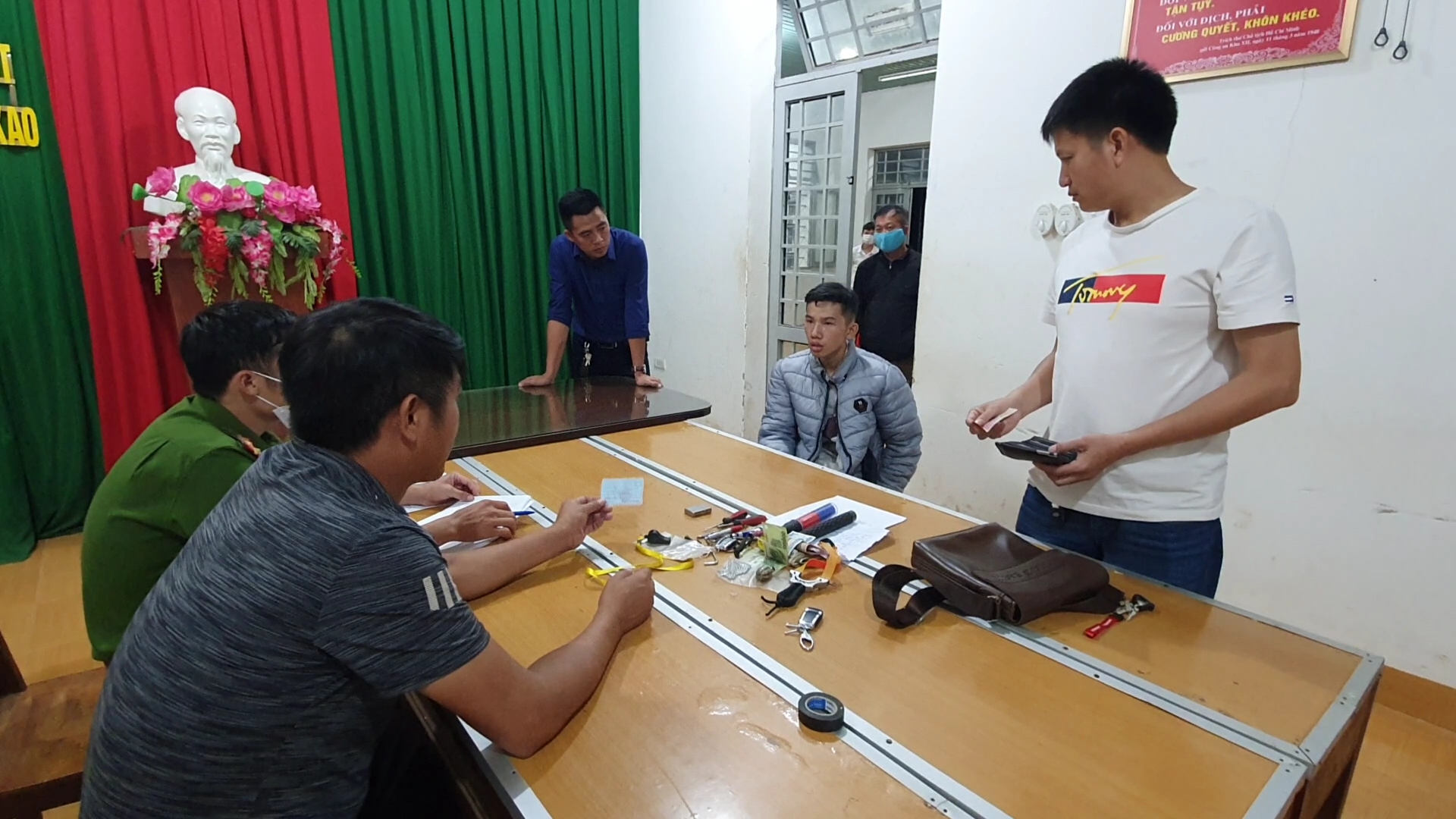 C&ocirc;ng an bắt  đối tượng Nguyễn Văn Sang v&igrave; giả danh c&ocirc;ng an - Ảnh 1.