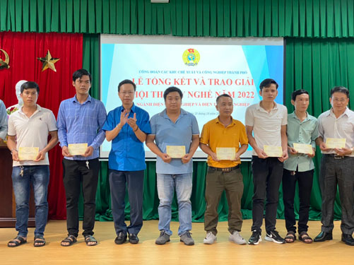 Hai công nhân xuất sắc đoạt giải Bàn tay vàng