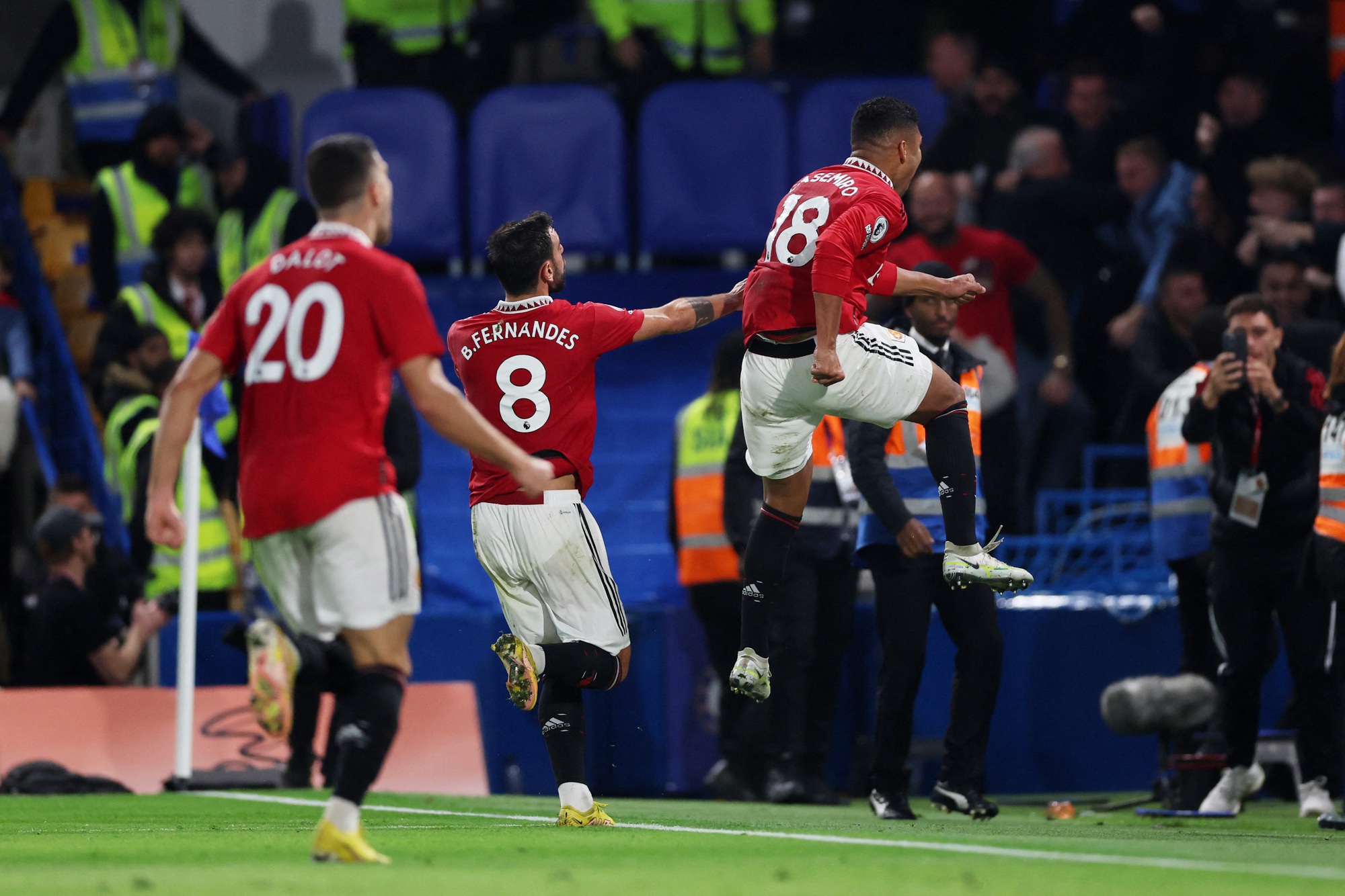Chelsea bị Man United n&iacute;u ch&acirc;n ở Stamford Bridge - Ảnh 2.