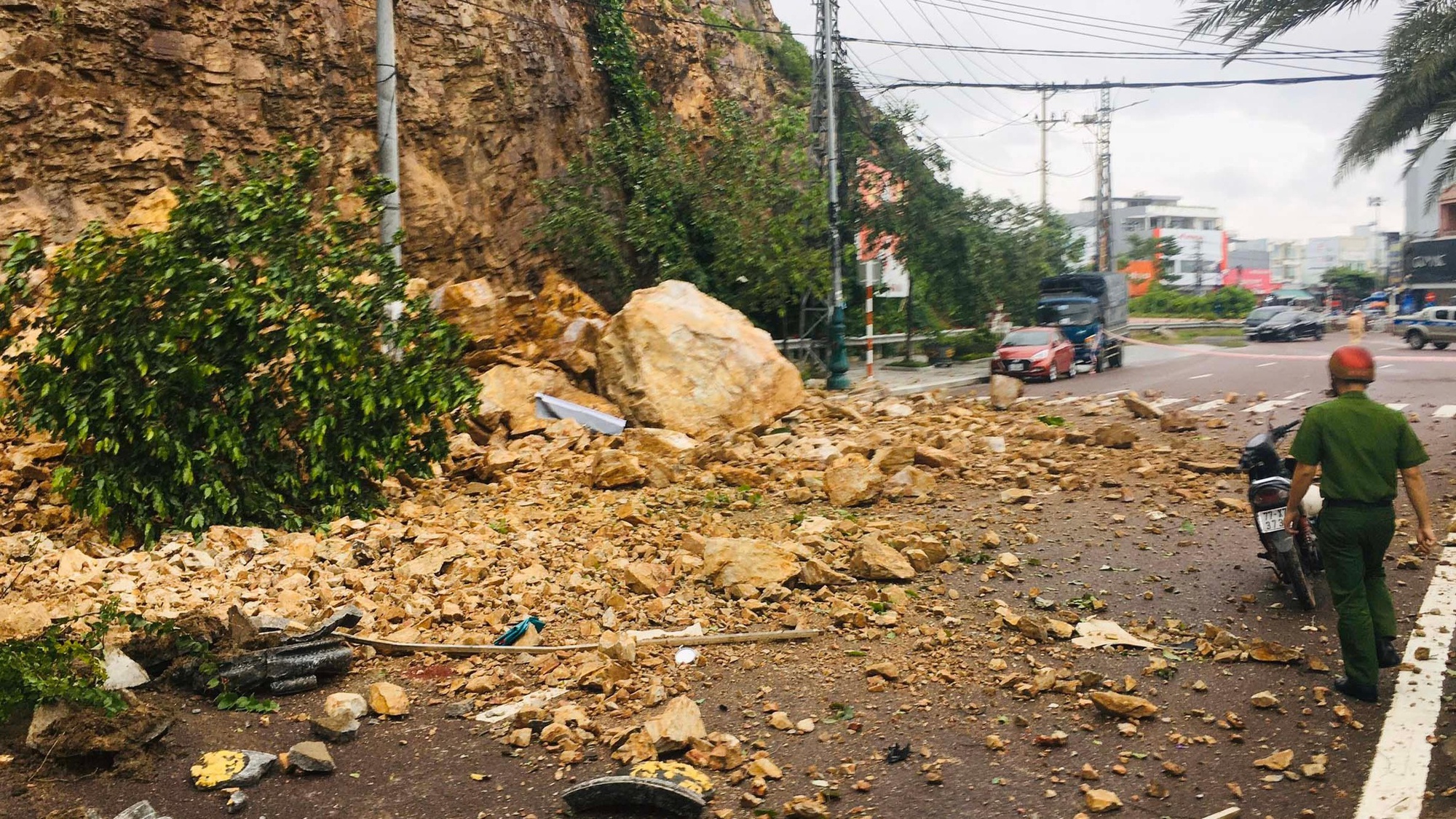 Sạt lở núi ở Quy Nhơn khiến 3 người bị thương: Chi tiền "khủng" để khắc phục và làm đẹp
