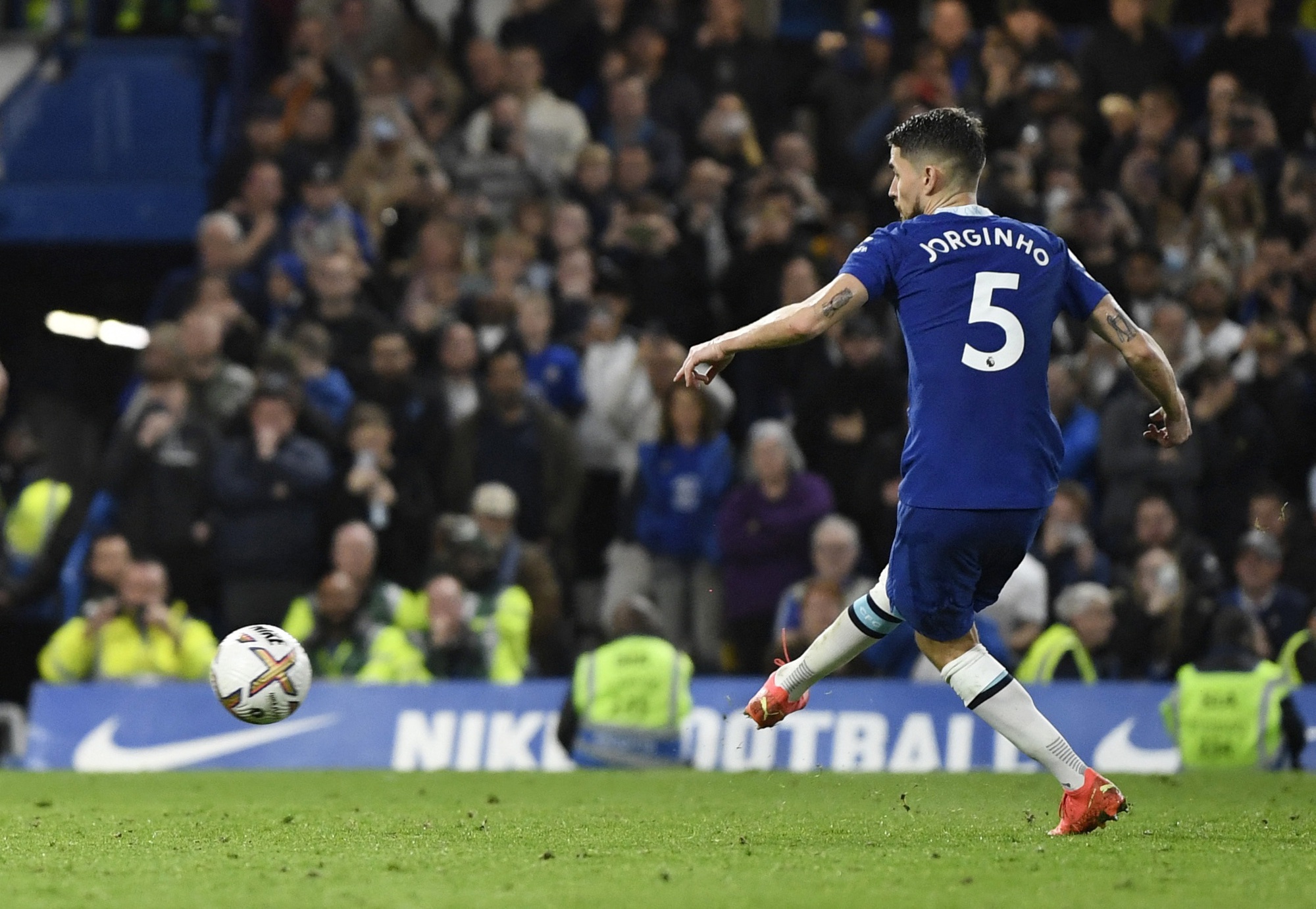 Chelsea bị Man United n&iacute;u ch&acirc;n ở Stamford Bridge - Ảnh 1.