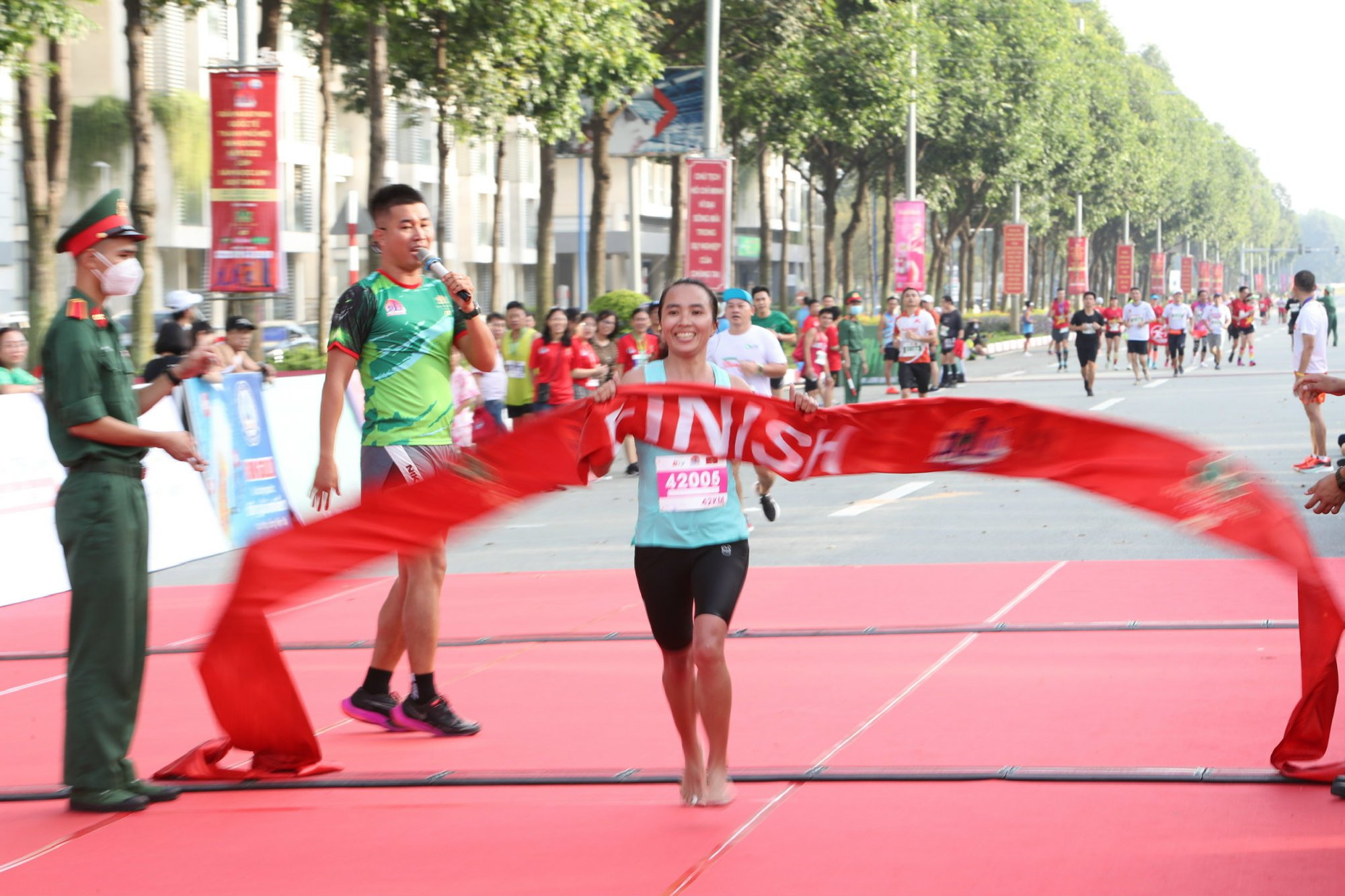 Hoàng Nguyên Thanh và Phạm Thị Bình vô địch marathon quốc tế Bình Dương