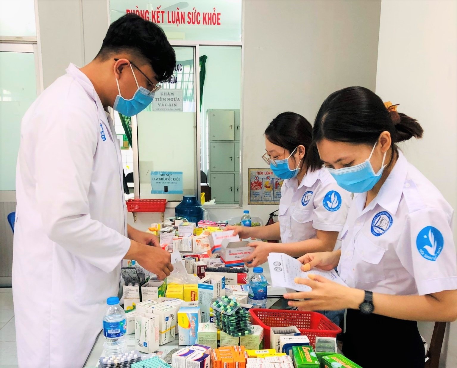 Đến nhà thuốc gặp bác sĩ tư vấn bệnh miễn phí