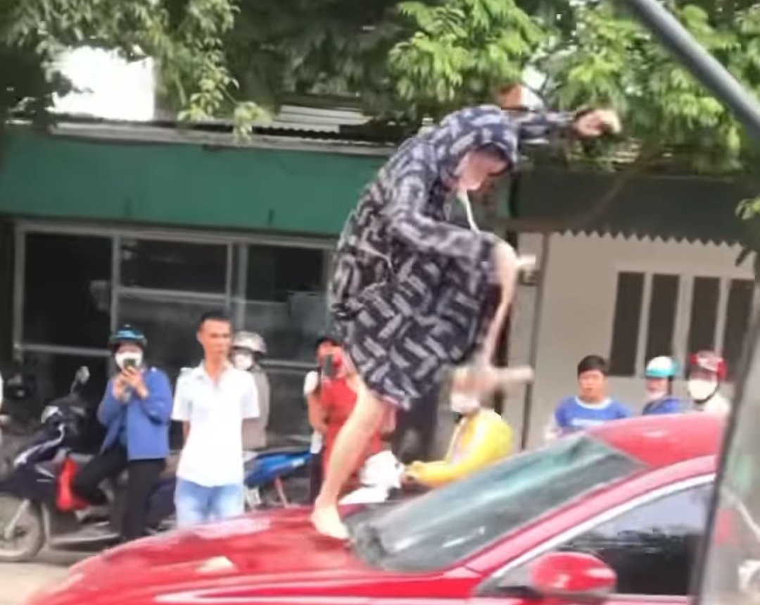 X&ocirc;n xao clip người phụ nữ tung cước đạp vỡ k&iacute;nh &ocirc;t&ocirc;, cắn đứt tai c&ocirc; g&aacute;i - Ảnh 1.