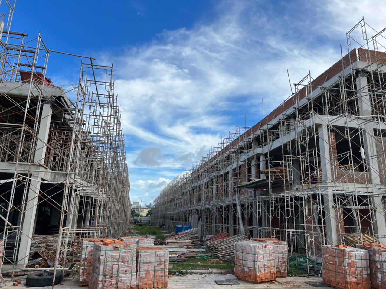 Shophouse chợ đêm Bạc Liêu cất nóc, khách hàng chuẩn bị nhận nhà và kinh doanh - Ảnh 1.