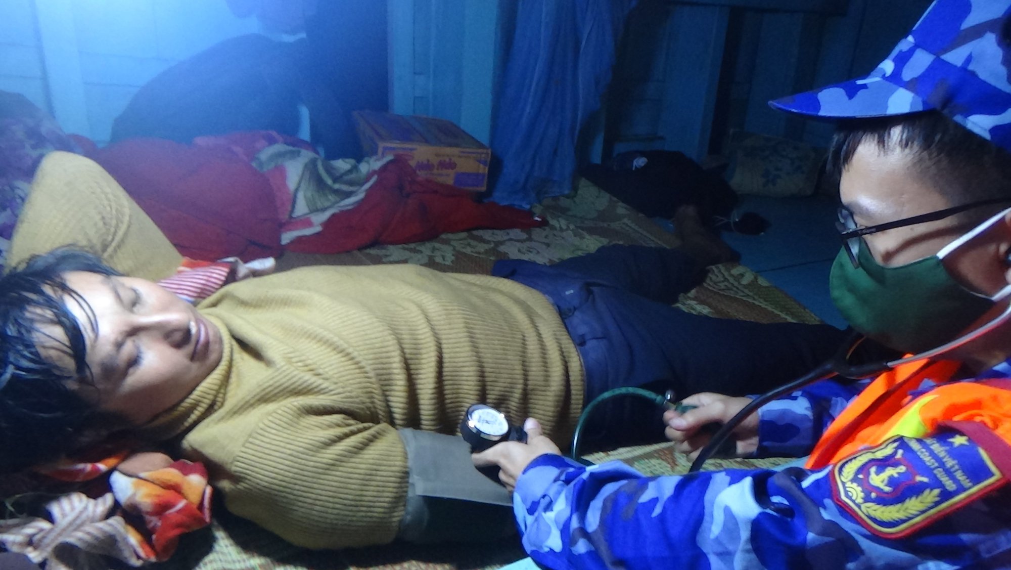 Tàu CSB 9002 cứu nạn tàu cá gặp nạn trên biển - Ảnh 3.
