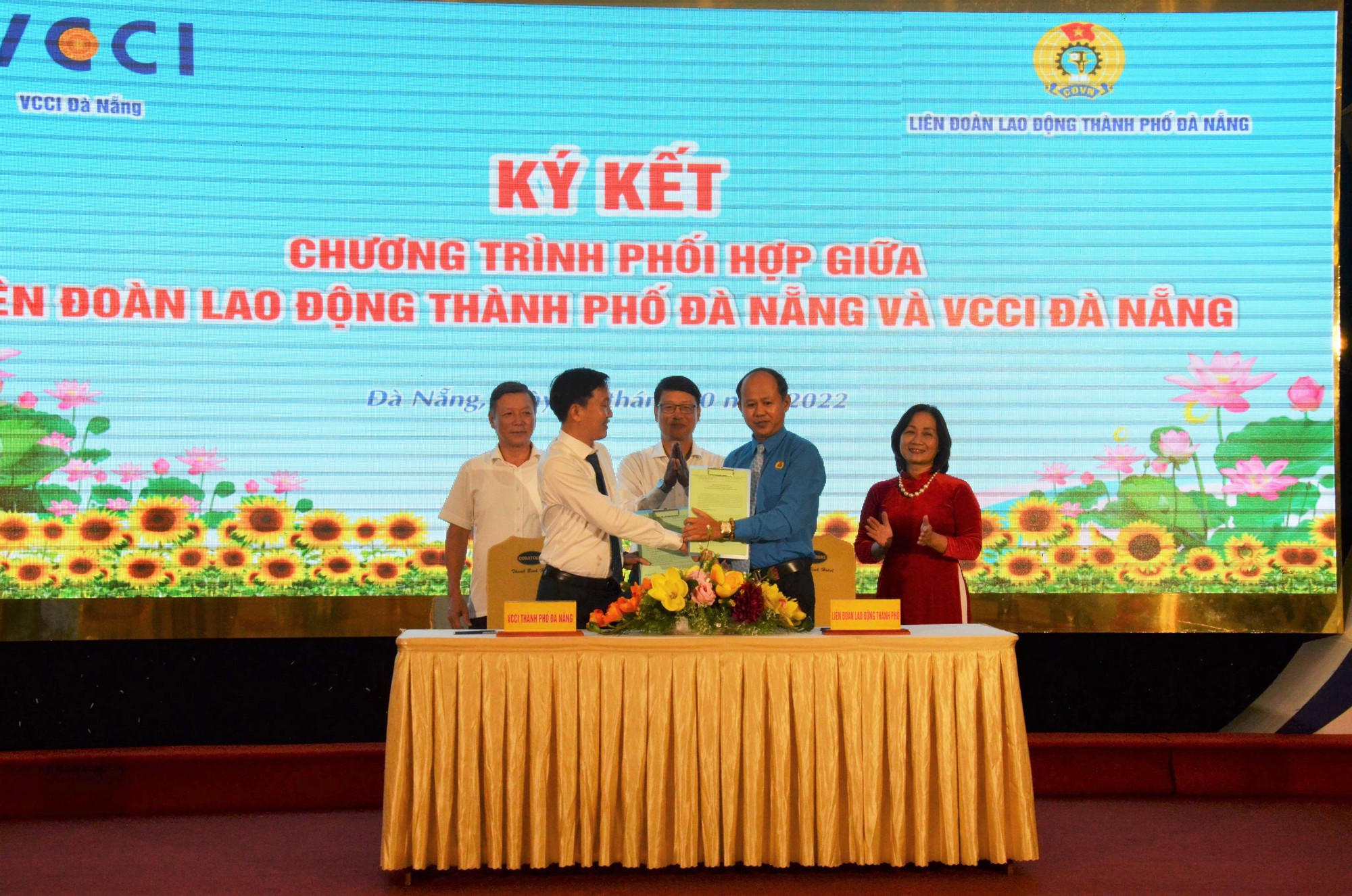 T&ocirc;n vinh doanh nghiệp chăm lo tốt đời sống c&ocirc;ng nh&acirc;n lao động - Ảnh 2.