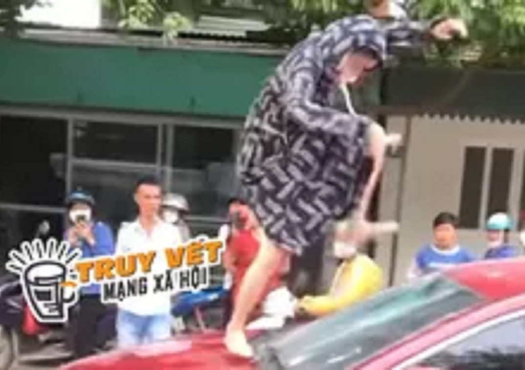 Người phụ nữ "tung cước" đạp vỡ kính ôtô, cắn đứt tai cô gái nói gì về nguyên nhân?