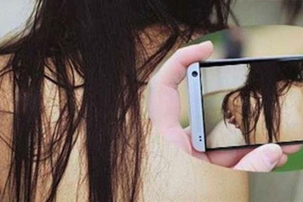 Rơi điện thoại, cô gái lộ nhiều ảnh "nóng"