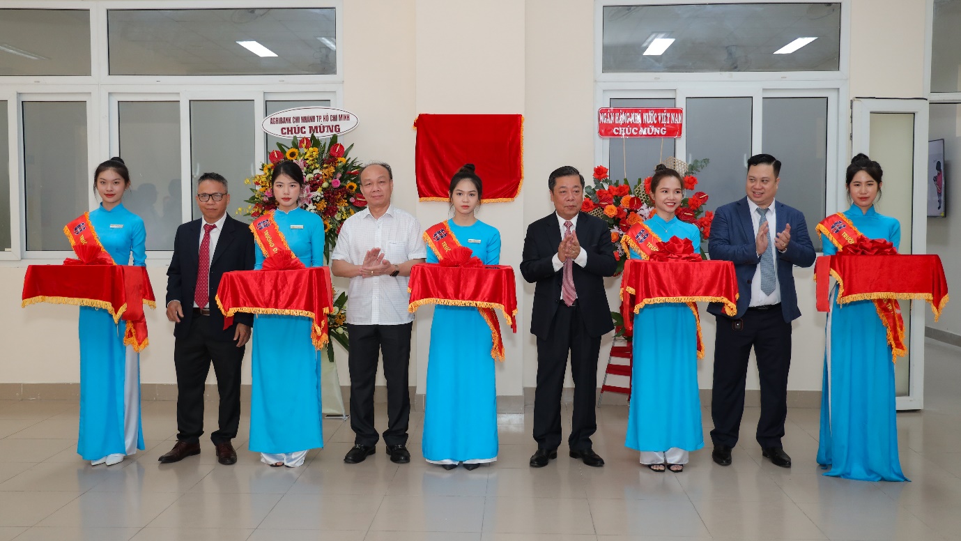 Agribank trao tặng Quỹ học bổng Trường Đại học Ngân hàng TP. Hồ Chí Minh - Ảnh 2.