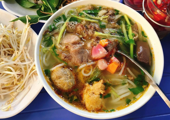 Những m&oacute;n đặc sản của xứ Huế - Ảnh 1.