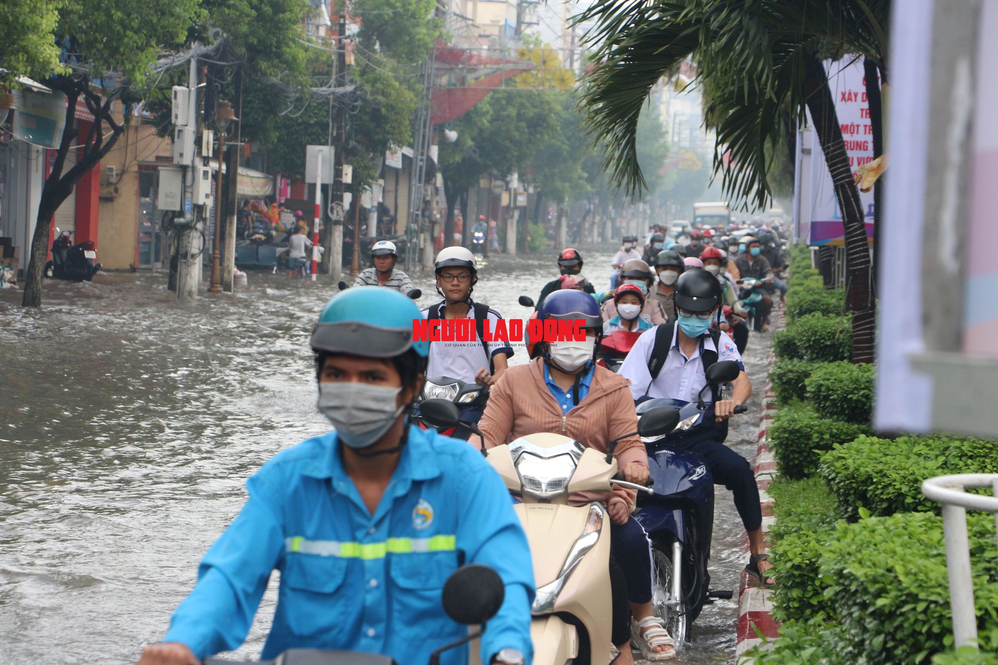 CLIP: Học sinh ở Bạc Li&ecirc;u khổ sở đến trường v&igrave; đường th&agrave;nh s&ocirc;ng - Ảnh 3.