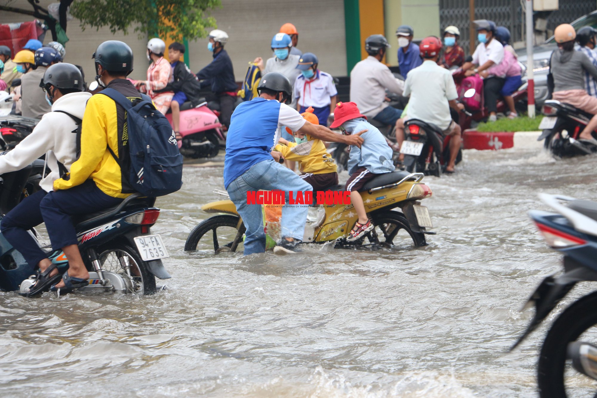 CLIP: Học sinh ở Bạc Li&ecirc;u khổ sở đến trường v&igrave; đường th&agrave;nh s&ocirc;ng - Ảnh 11.