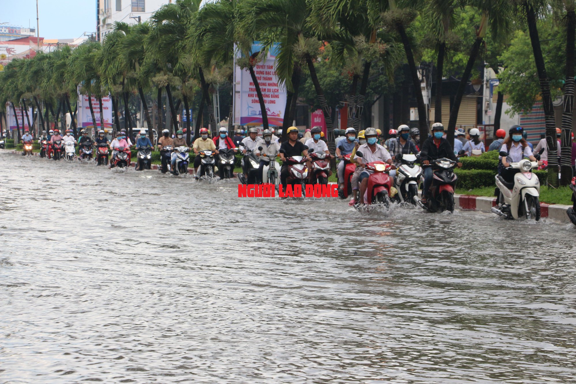 CLIP: Học sinh ở Bạc Li&ecirc;u khổ sở đến trường v&igrave; đường th&agrave;nh s&ocirc;ng - Ảnh 2.