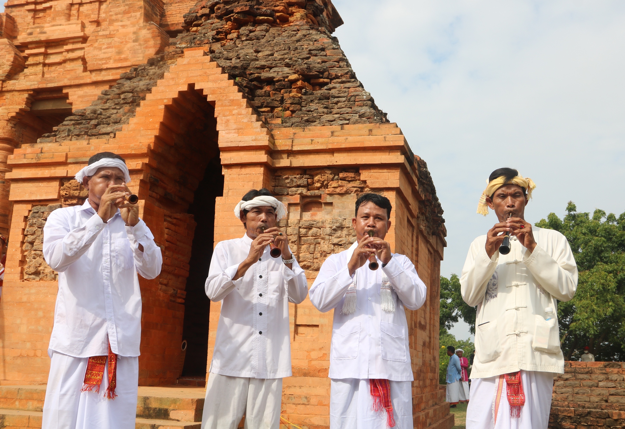 Sắc m&agrave;u lễ hội Kat&ecirc; của đồng b&agrave;o Chăm dưới ch&acirc;n th&aacute;p cổ P&ocirc; Sah Inư - Ảnh 6.