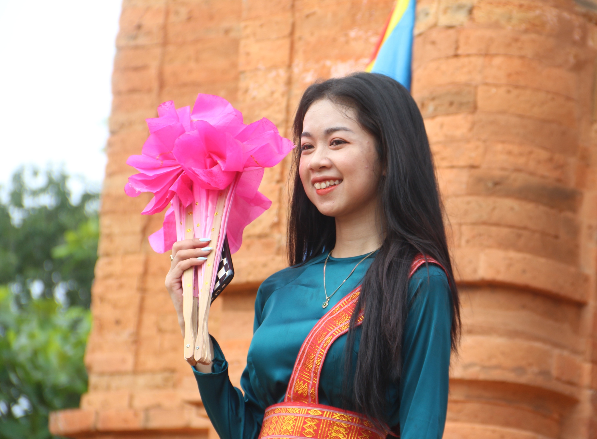 Sắc m&agrave;u lễ hội Kat&ecirc; của đồng b&agrave;o Chăm dưới ch&acirc;n th&aacute;p cổ P&ocirc; Sah Inư - Ảnh 4.
