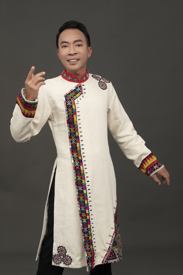 Ca sĩ Việt Ho&agrave;n v&iacute; qu&aacute;n qu&acirc;n Sao mai 2011 Lương Nguyệt Anh đẹp như ti&ecirc;n - Ảnh 2.