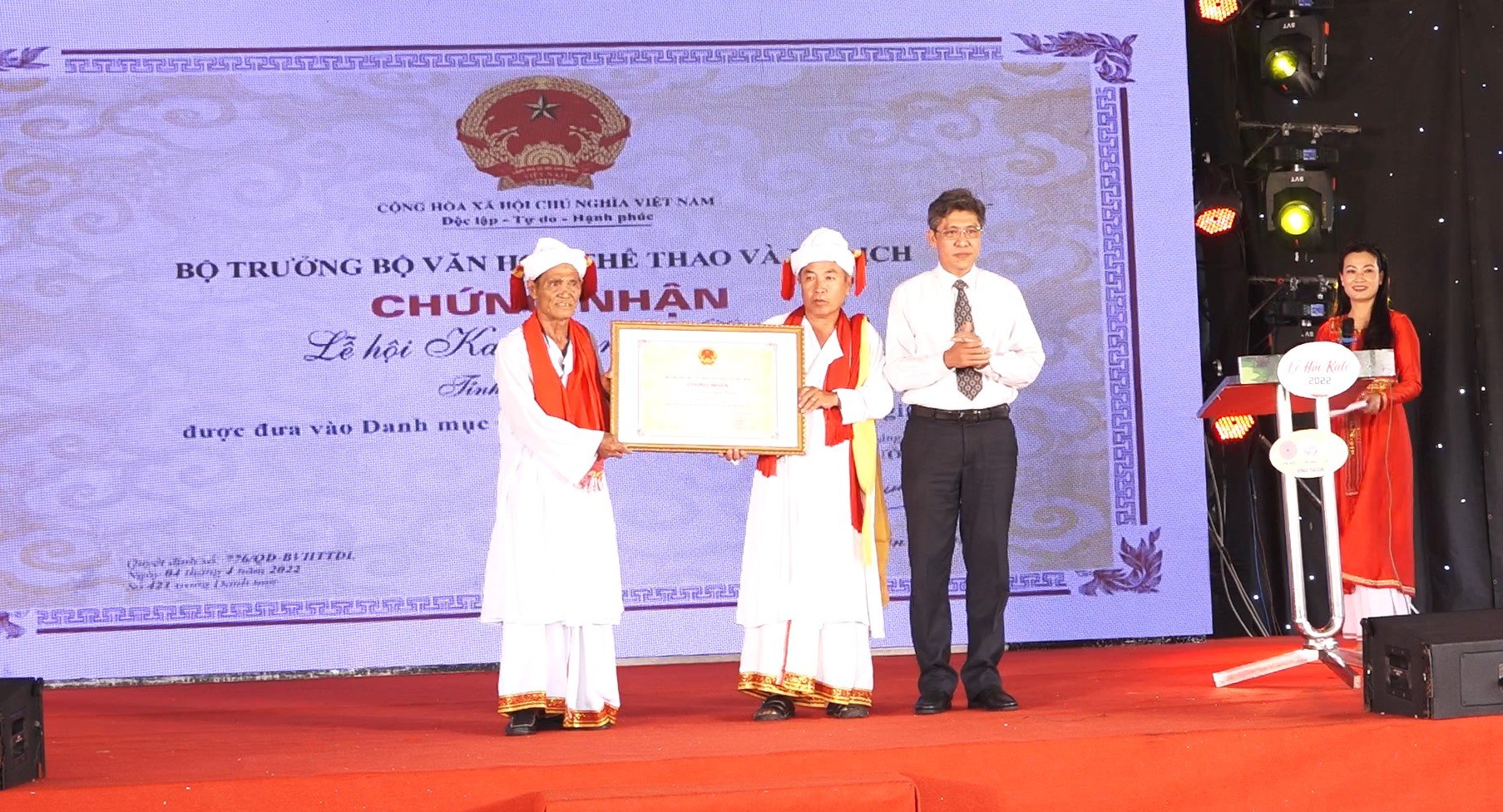 Sắc m&agrave;u lễ hội Kat&ecirc; của đồng b&agrave;o Chăm dưới ch&acirc;n th&aacute;p cổ P&ocirc; Sah Inư - Ảnh 8.