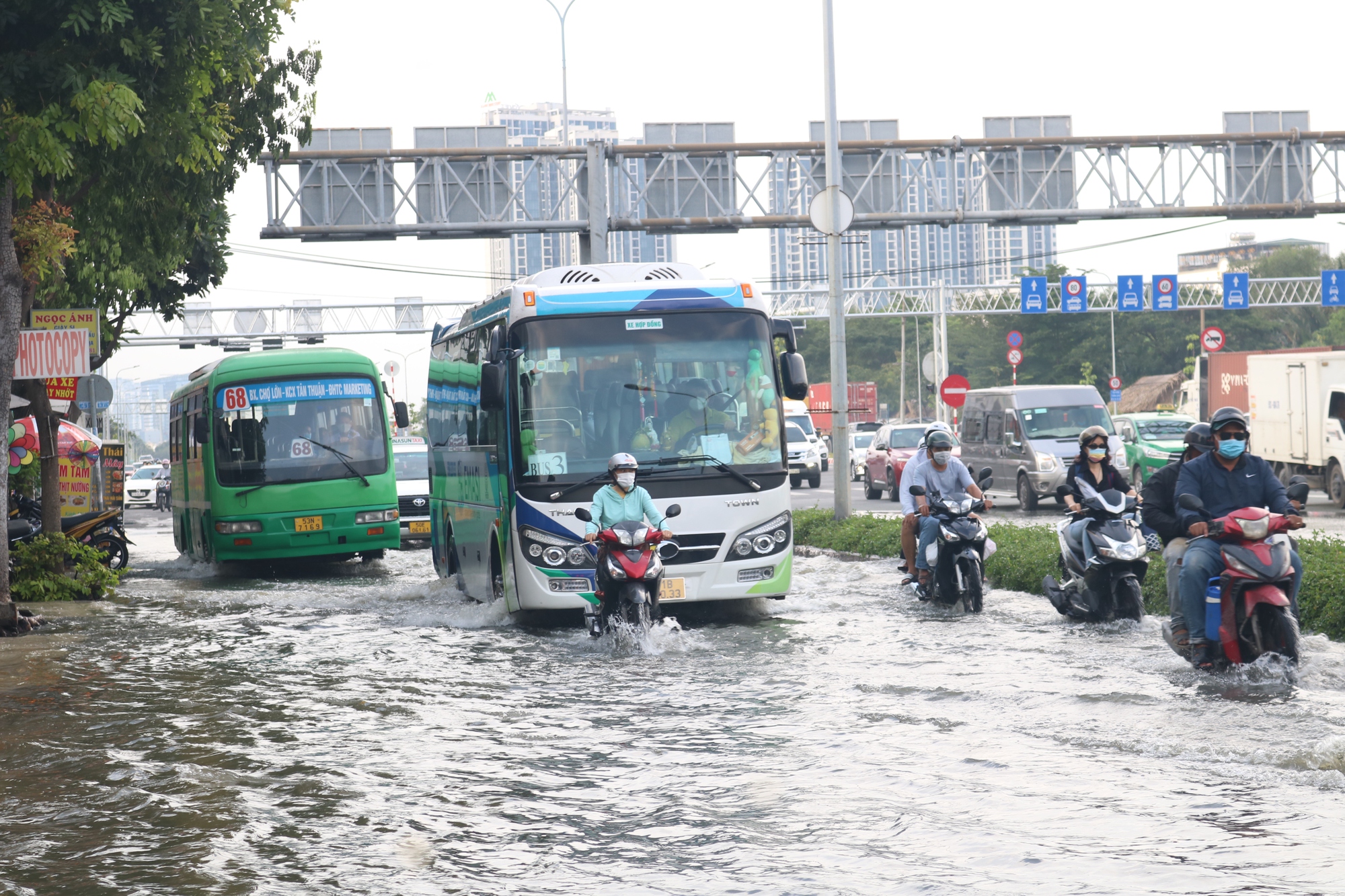 TP HCM: Triều cường “tấn công”, giao thông rối loạn - Ảnh 1.