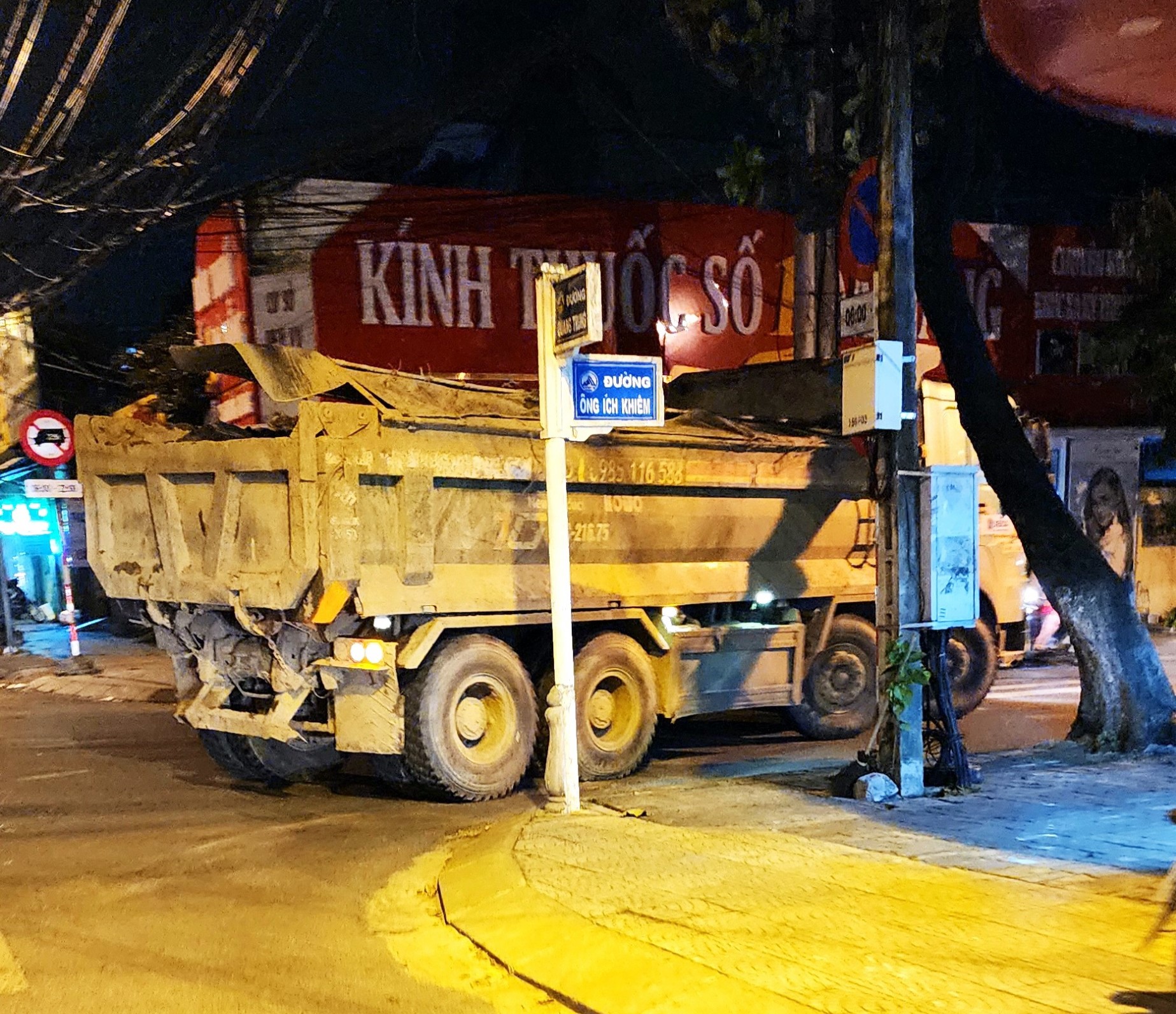 Theo dấu đoàn xe "ăn đêm phế thải"