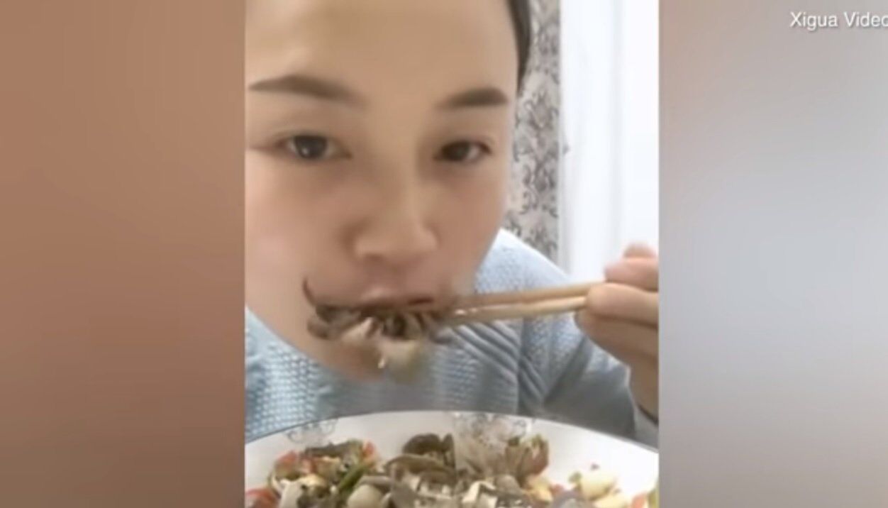 Trung Quốc: Nhai cua sống trả th&ugrave; cho con, cha nhận c&aacute;i kết đắng - Ảnh 2.