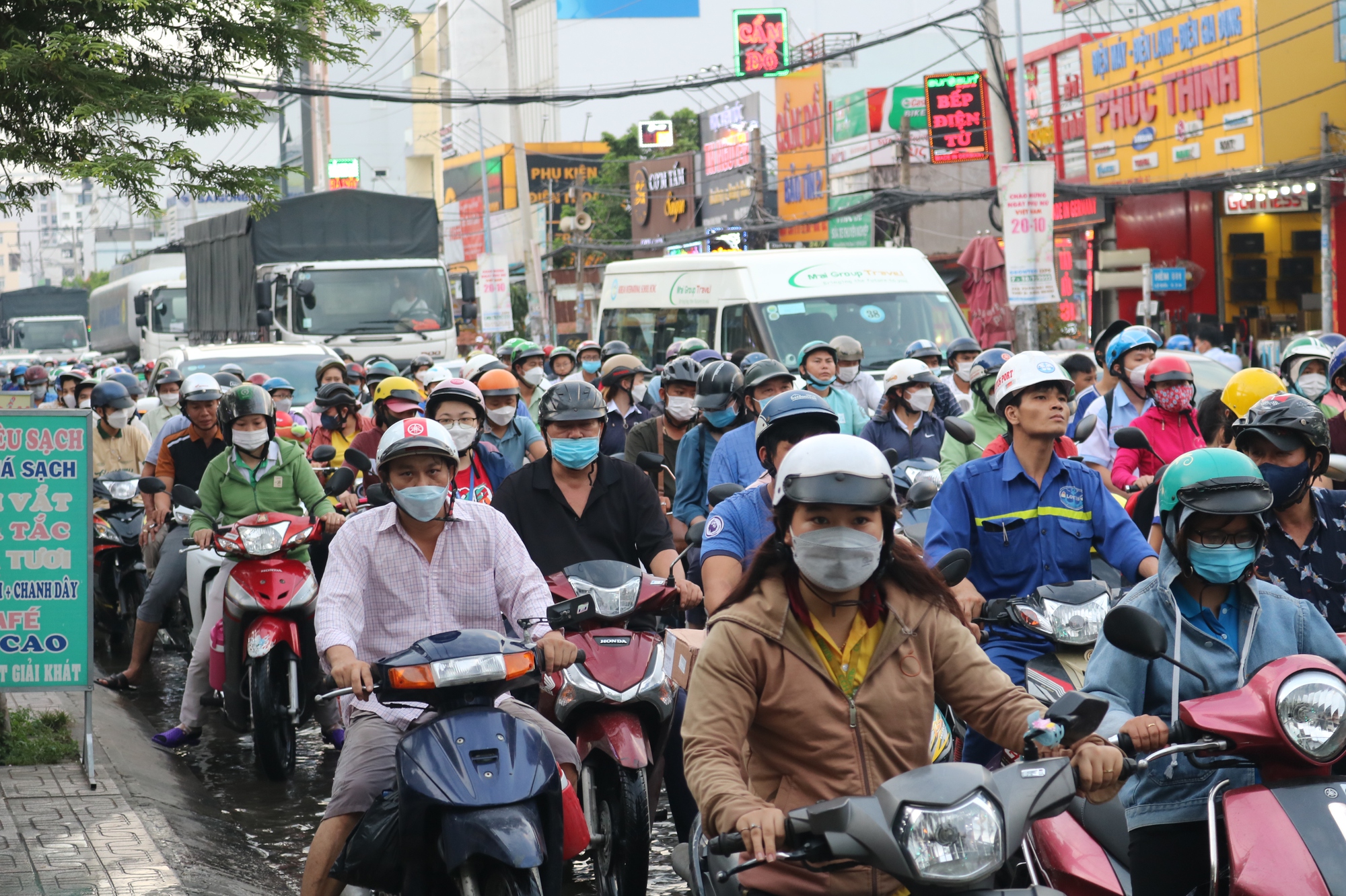 TP HCM: Triều cường “tấn công”, giao thông rối loạn - Ảnh 6.