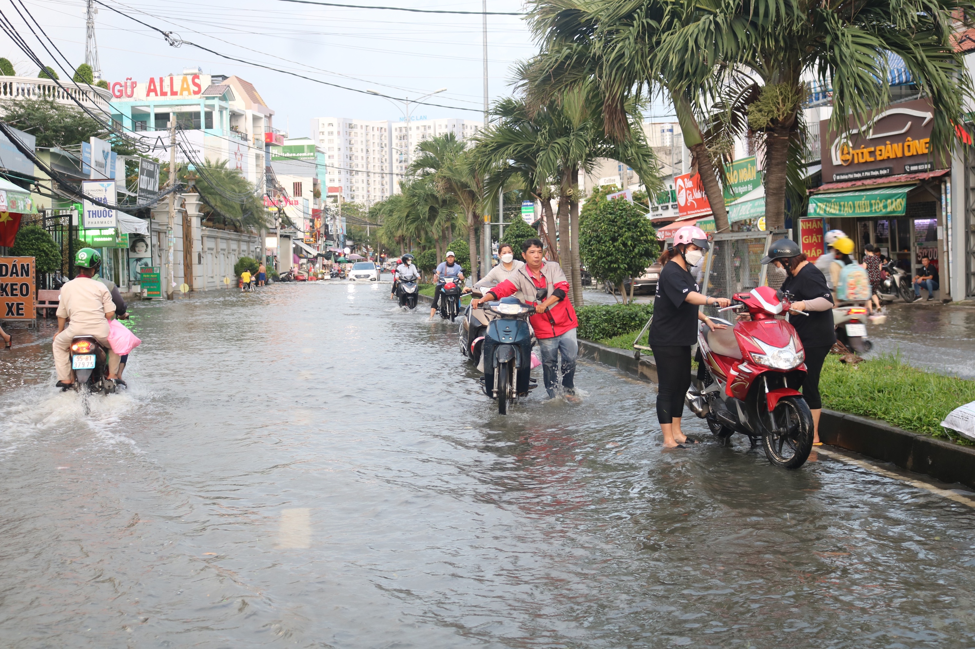 TP HCM: Triều cường “tấn công”, giao thông rối loạn - Ảnh 7.
