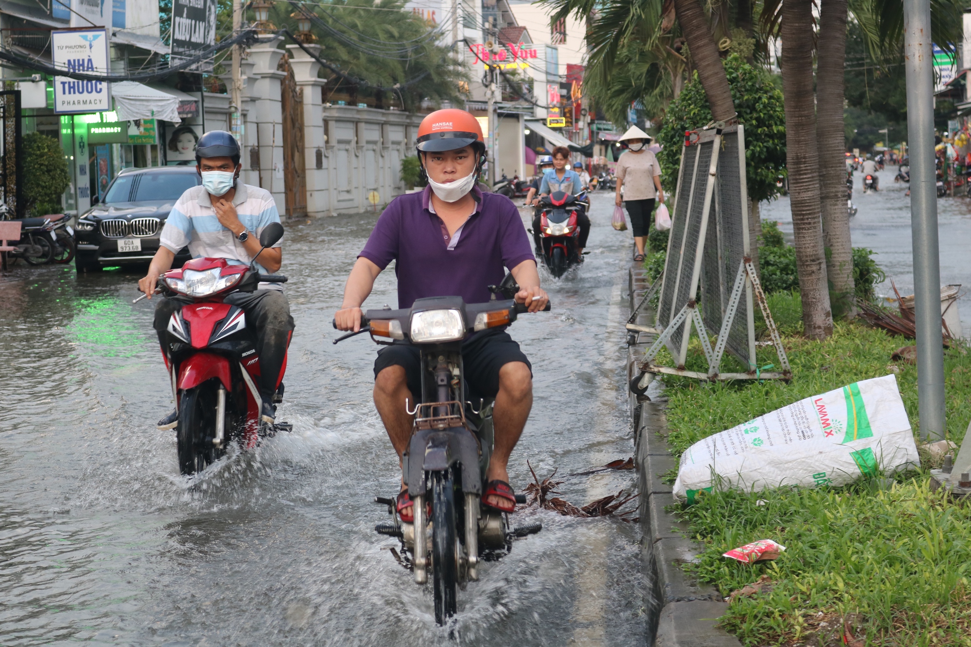 TP HCM: Triều cường “tấn công”, giao thông rối loạn - Ảnh 8.