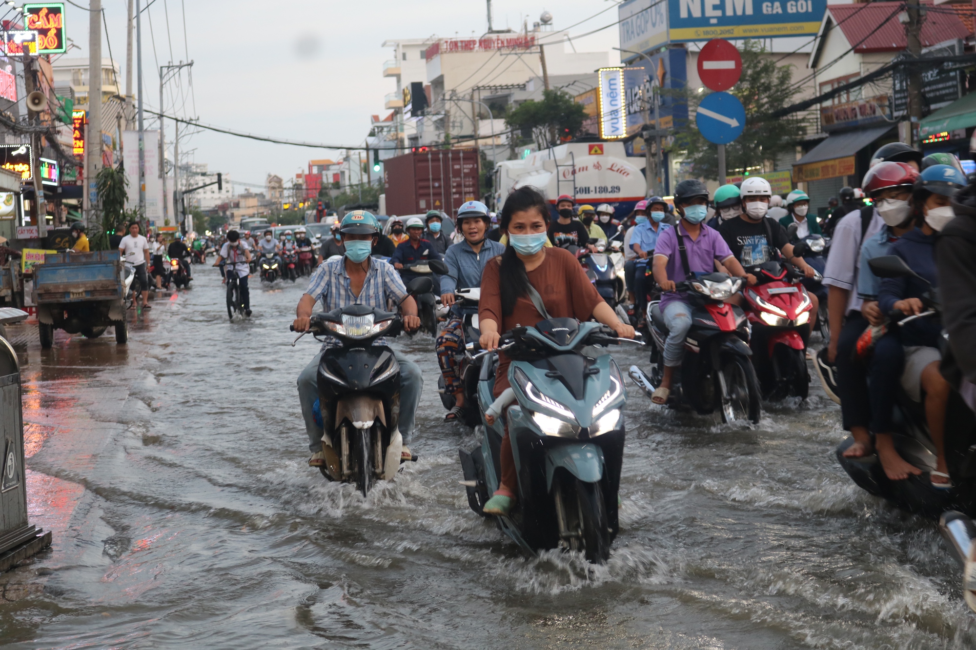 TP HCM: Triều cường “tấn công”, giao thông rối loạn - Ảnh 9.