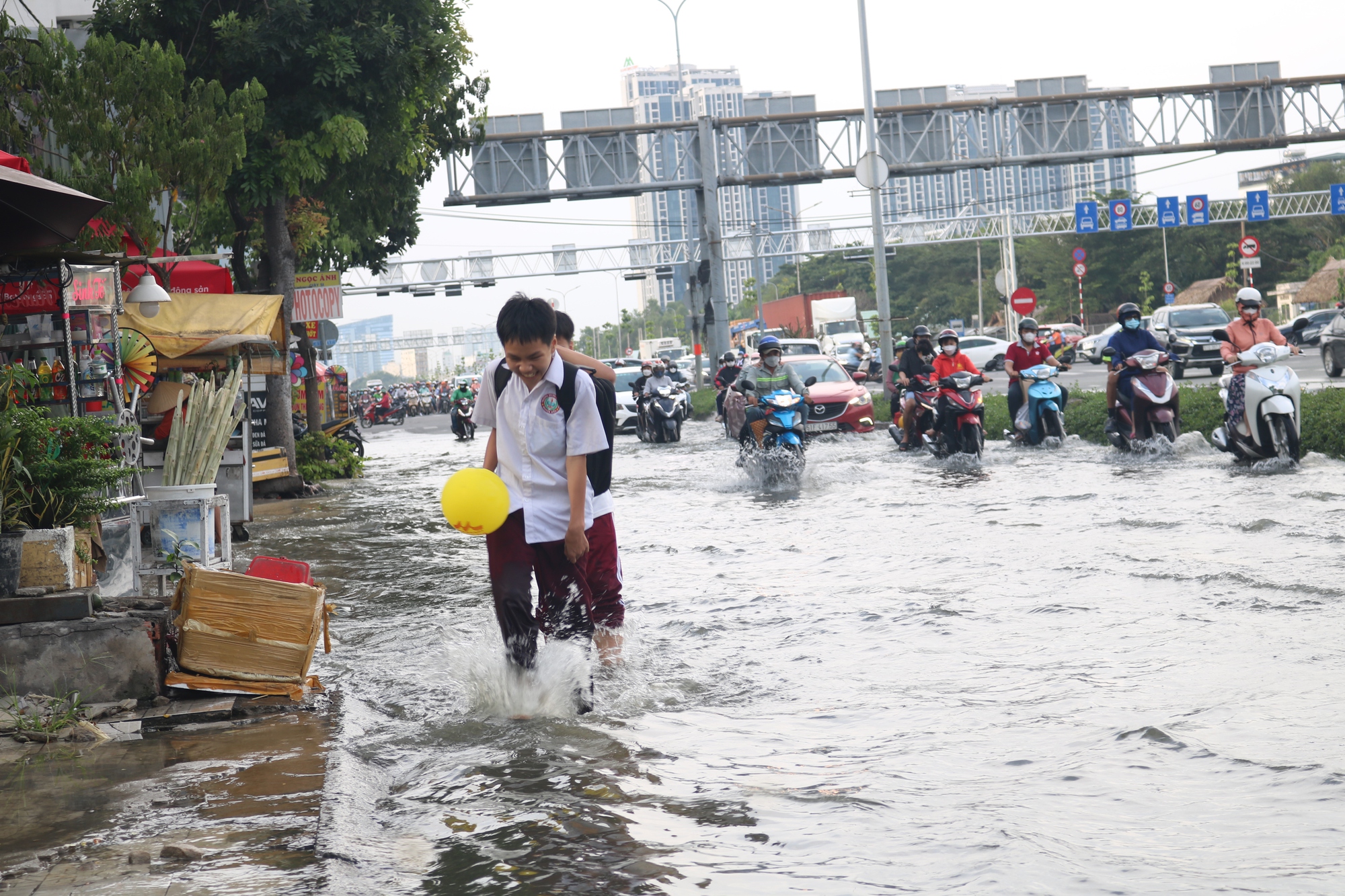 TP HCM: Triều cường “tấn công”, giao thông rối loạn - Ảnh 10.