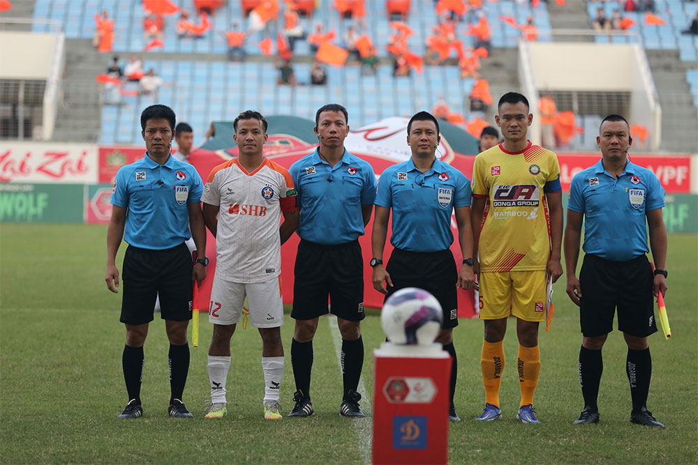 Mời trọng tài ngoại vào cuộc (*): Để V-League 2022 về đích an toàn